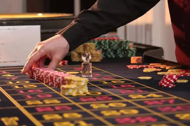 Pengguna membaca info situs ton4d